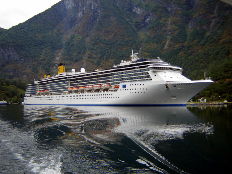 義大利歌詩達郵輪公司（Costa Cruises）旗下的「歌詩達大西洋號」（Costa Atlantica），噸位約8萬6000噸、搭載623名船組員，目前已知有33名船組員確診感染。   圖 : 翻攝自維基百科。