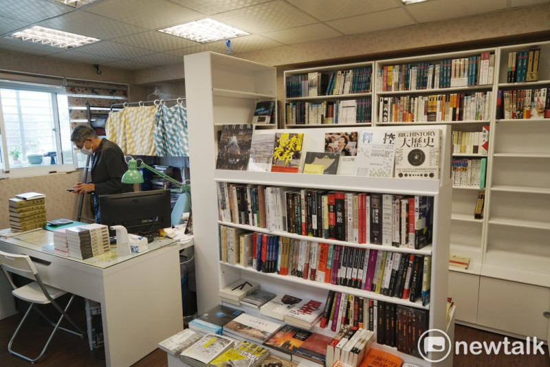 銅鑼灣書店所要販賣的書籍均以陳列架上，本週末將正式開幕，林榮基也將在當天推出林榮基選書給台灣的讀者。   圖：張良一/攝