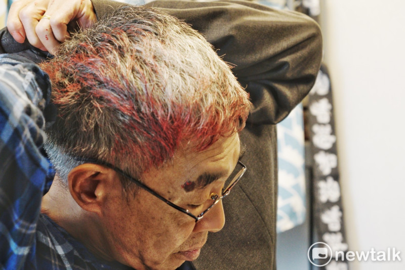 林榮基的頭髮亦被潑灑紅油漆，遇襲事件經過一天後，紅油漆染紅了他頭上的白髮。   圖：張良一/攝