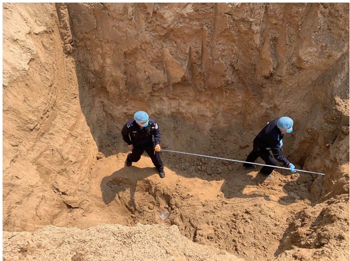 河南原陽4童遭活埋致死，警方在非法工地現場進行採證。   圖 : 翻攝自環球時報