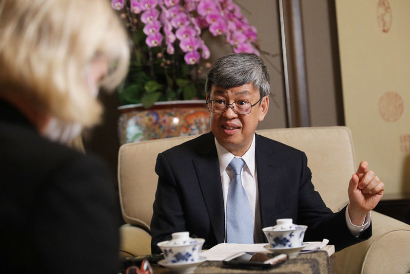 副總統陳建仁與約翰霍普金斯大學學者視訊對談，分享台灣防疫成功經驗。   圖：總統府提供