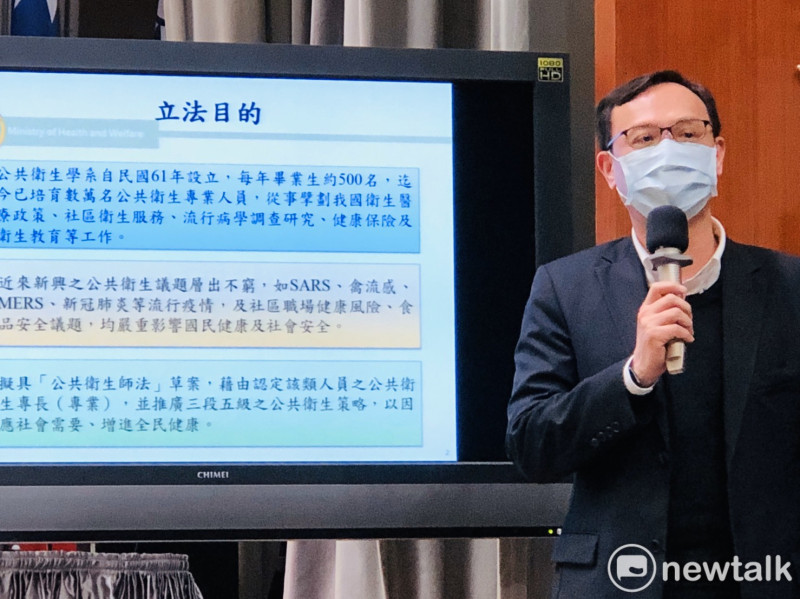 衛福部醫事司石崇良司長說明「公共衛生師法」草案。   圖：謝莉慧/攝