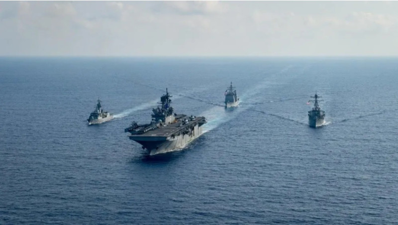 與中國軍演別苗頭，美艦帕拉馬塔號（左）與美利堅號（前中）艦隊在南海聯合行動。   圖：翻攝自環球時報（資料照片）