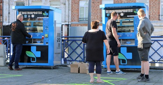 法國北部熱蒙市出現口罩自動販賣機，民眾排隊購買。   圖：翻攝自Dalila Brasseur臉書