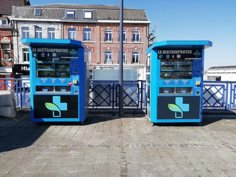 法國熱蒙市出現的這款名為「Distribprotec」的自動販賣機，是可充電的，出售口罩與乾洗手。   圖：翻攝自CHARNELLE Dominique推特