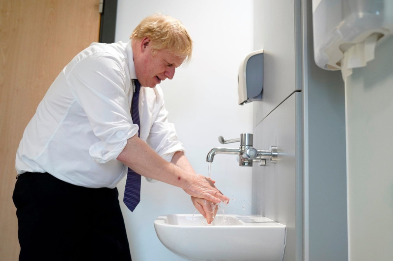英國首相強生在英國爆發武漢肺炎初期採佛系防疫，雖然宣導勤洗手，但他後來還是確診，還一度送入重症病房。   圖：翻攝自強生臉書