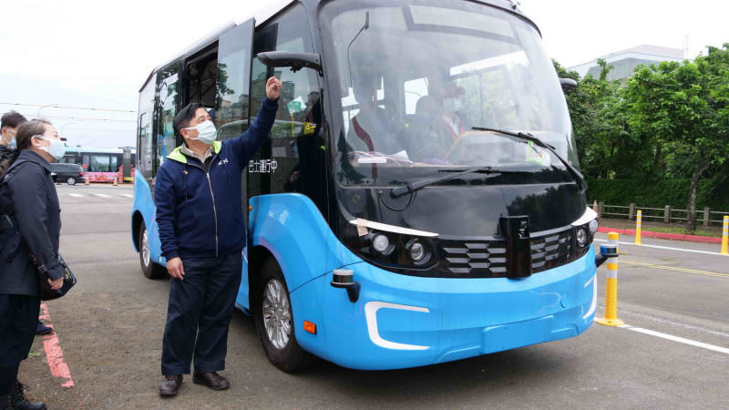 全國第一個智駕電動巴士運輸接駁測試，昨天起在新北淡海新市鎮上路，交通局長鍾鳴時到場了解。   圖：新北市交通局/提供
