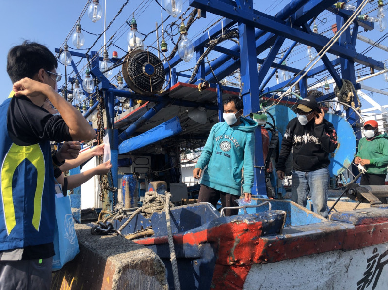 新北市漁業處假日時總動員，在+漁港向外籍漁民傳達防疫規定。    圖：新北市漁業處提供
