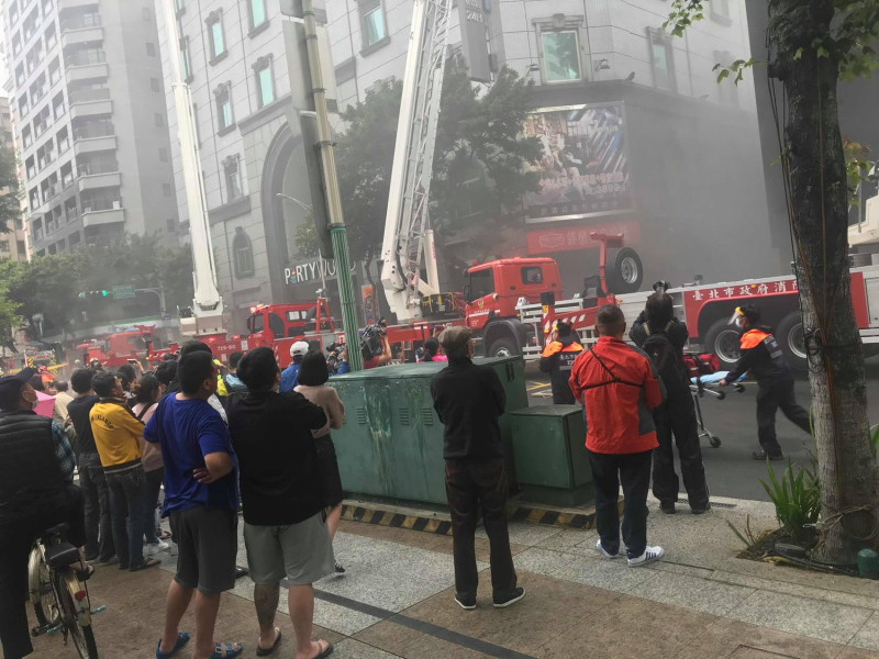 警消出動多輛消防車，警消到場後立刻展開搜救行動。   圖：民眾楊小姐提供