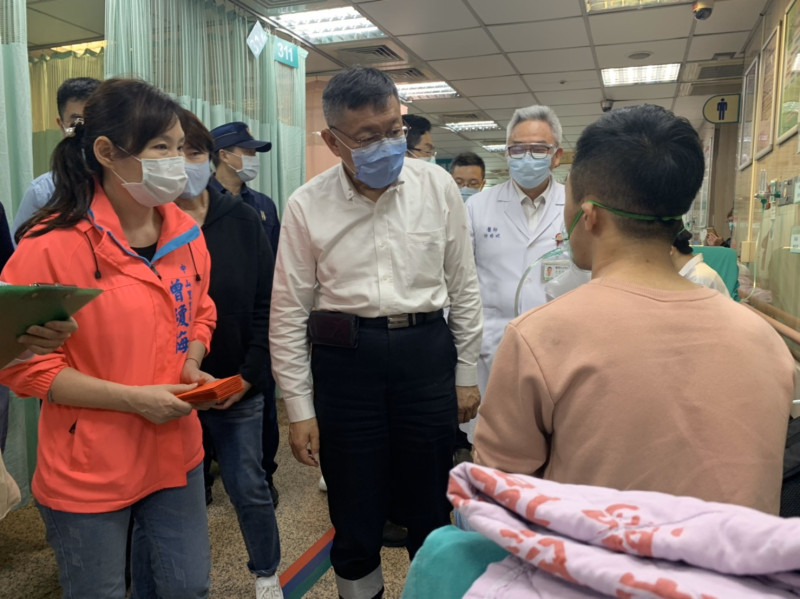 台北市長柯文哲至馬偕醫院探視林森錢櫃大火傷患。   圖：北市府提供