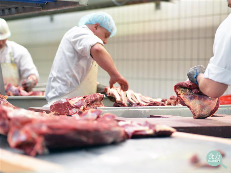 美國肉品大廠陸續傳出員工染疫，影響擴及整個肉品供應鏈！   圖：食力／提供