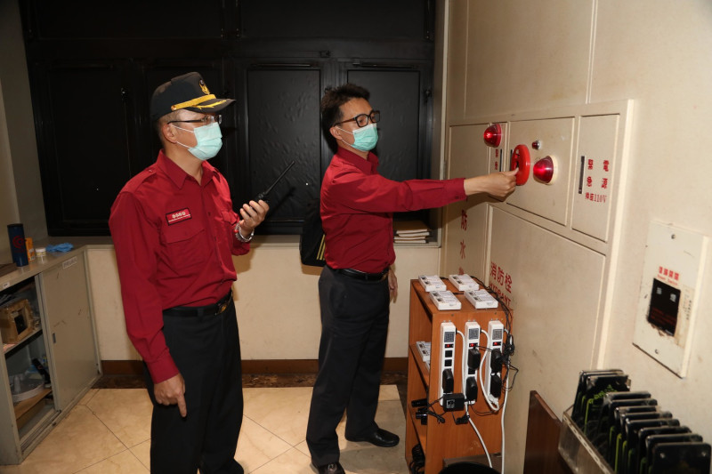 消防人員一一檢查KTV的各項消防設備是否合格。   圖：黃博郎／攝