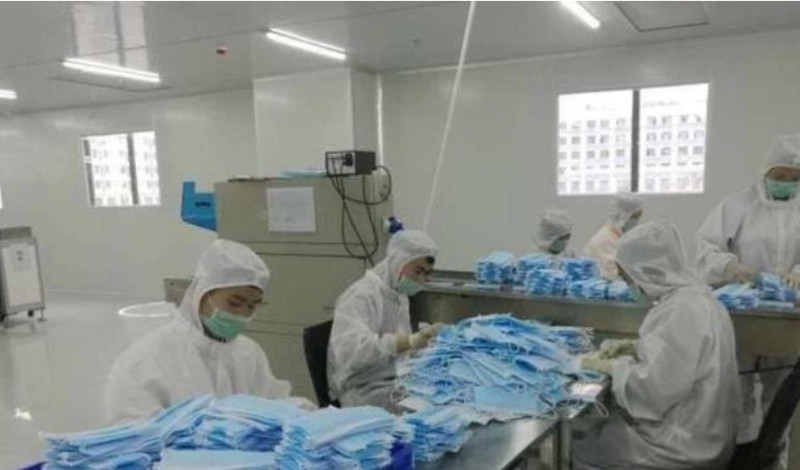 中國官方整頓熔噴布上下游產業鏈的發展，將口罩生產作業交由國家隊與正規工廠生產。   圖：翻攝自澎湃新聞
