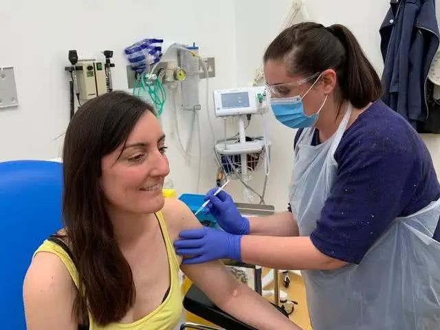 英國有2位志願者接受牛津大學23日進行的第一批新冠疫苗臨床試驗。   圖：翻攝自FergusWalsh Twitter