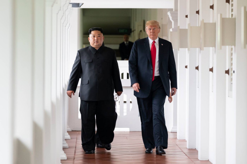 朝鮮領導人金正恩（左）在2018年與美國總統川普在新加坡二次會面，雖然談判破裂，但雙方關係仍然維持。   圖：翻攝自美國白宮臉書/Shealah Craighead