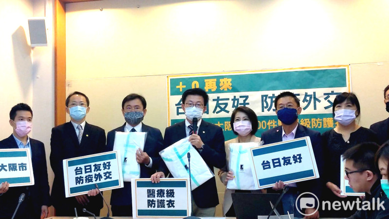 亞東國會議員友好協會宣布捐贈2300件「醫療級防護衣」。   圖：陳佩君／攝