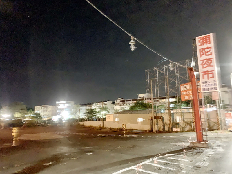 嘉義市彌陀夜市昨晚沒有營業，空無一人，中央卻警示「人潮略多」。   圖：嘉義市政府/提供