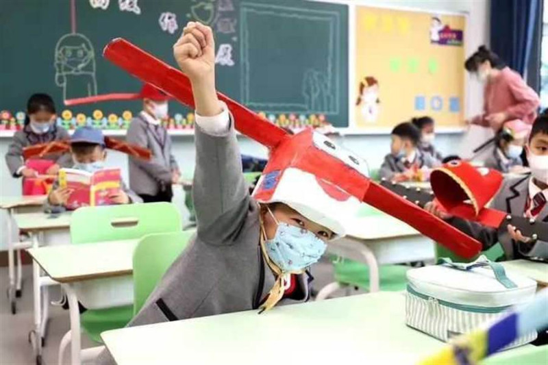 中國學生自製帽子保持社交距離(示意圖)。   圖：翻攝自新浪微博