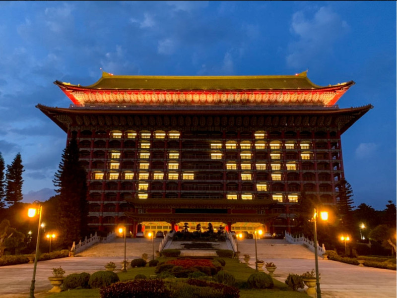 台灣本周連三天零確診，圓山飯店特別在正大樓前，打出大大的「平安」字樣。   圖：翻攝自圓山大飯店臉書