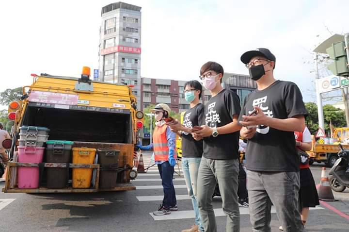 罷韓志工跟隨垃圾車宣揚號罷韓理念。   圖：翻攝Wecare高雄臉書