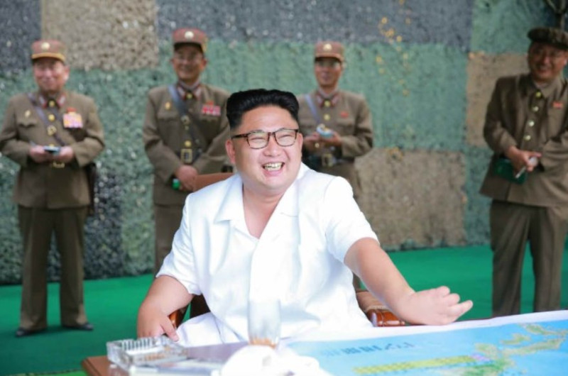 北韓領導人金正恩近期行蹤不明，傳出病危的生死之謎引發關注。   圖：翻攝朝中社KCNA推特
