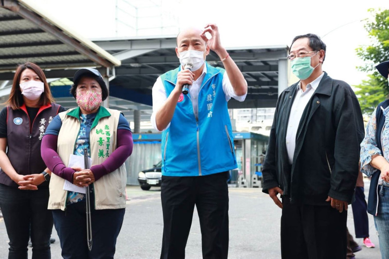 韓國瑜(右二)今再疑爆粗口，但市府否認。   圖:高雄市政府提供（資料照片）