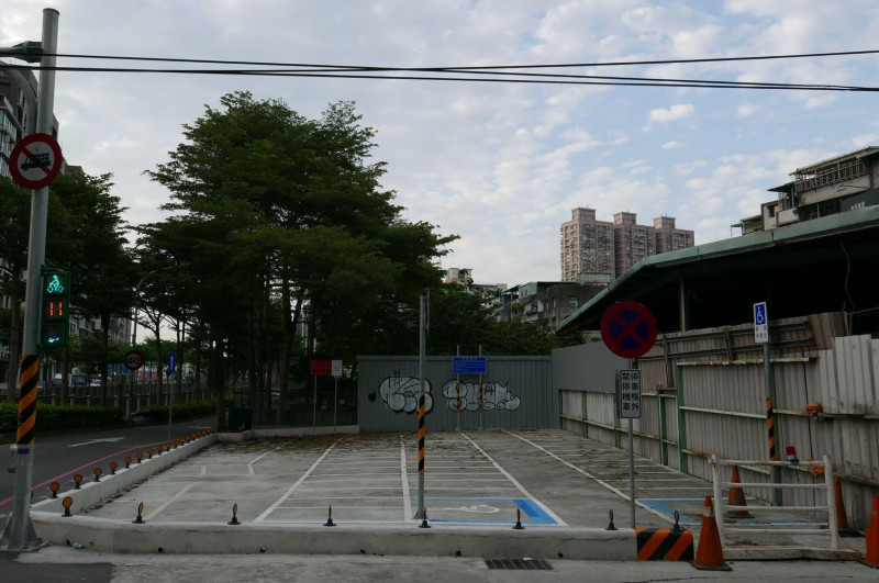 捷運環狀線中和站旁以國有地設置的免費機車停車場，近日即將啟用。   圖：立委江永昌服務處提供