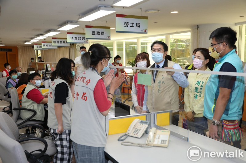 台南市武漢肺炎紓困振興聯合服務中心今日啟用，台南市長黃偉哲前往巡視整備狀況。   圖：黃博郎／攝