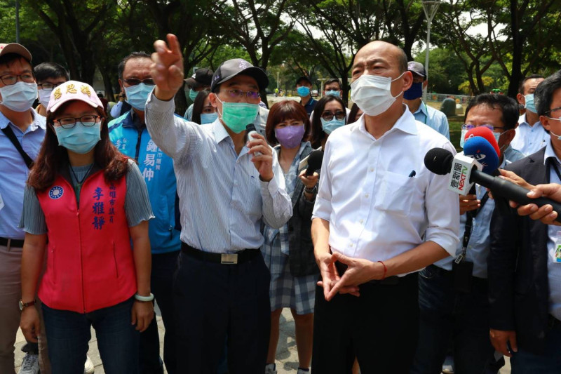 韓國瑜(右)視察市府社區感染兵推預演。   圖：高雄市政府/提供