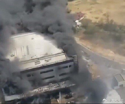 韓國京畿道利川市一處物流倉庫今天發生大火，截至當地下午5時40分累計已造成25人死亡、7人受傷，其中一人重傷。   圖 : 翻攝自微博