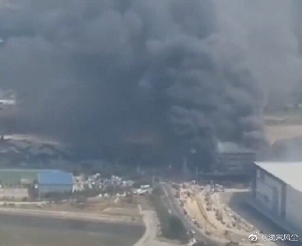 韓國京畿道利川市一處物流倉庫今天發生大火。   圖 : 翻攝自微博