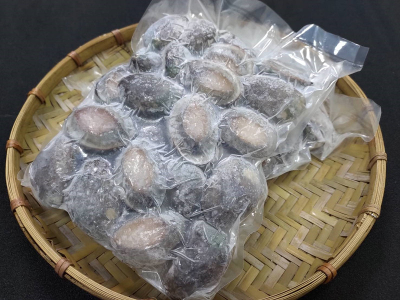 貢寮區漁會推出2斤裝「鮮凍九孔鮑」只要800元的優惠。    圖：新北市農業局提供