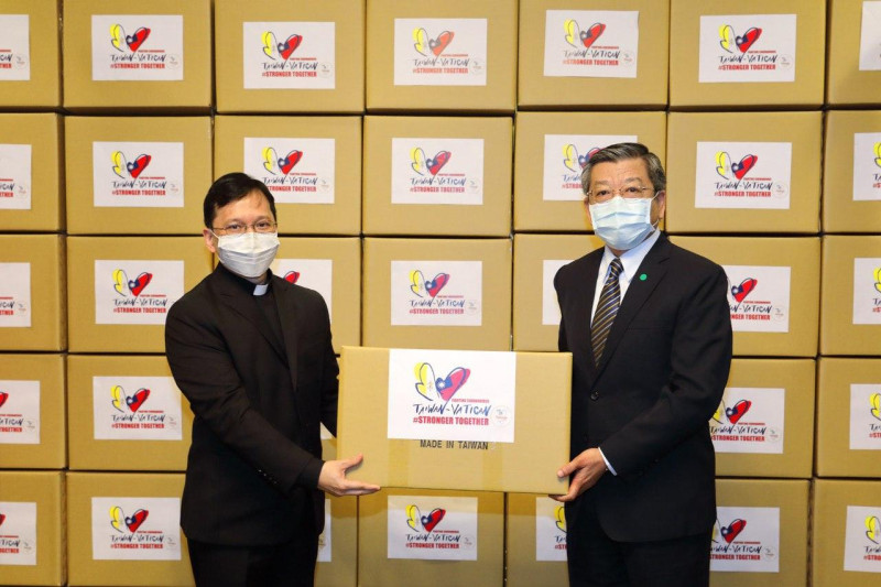 台灣日前也增加援贈教廷20萬片醫療口罩，共同攜手對抗新冠病毒。   圖：翻攝自駐教廷大使館