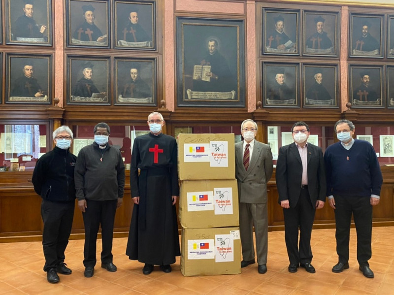 駐教廷大使李世明（右3）日前向靈醫會總會捐贈從全球善心人士募得的300件防護衣。   圖：取自駐教廷大使館網頁（資料照）