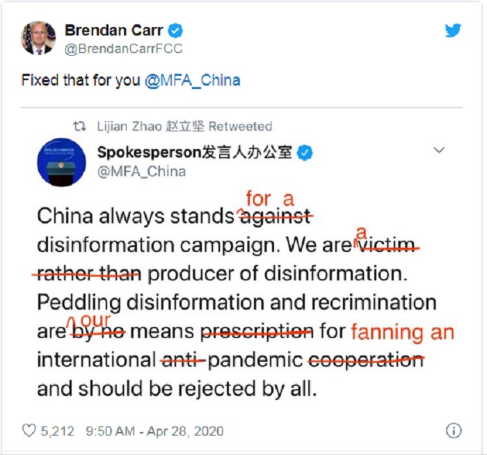 美國共和黨籍聯邦通訊委員會委員卡爾在推特上用紅筆狠改中國外交部發言人耿爽的「不實」推文。   圖：翻攝Brendan Carr推特