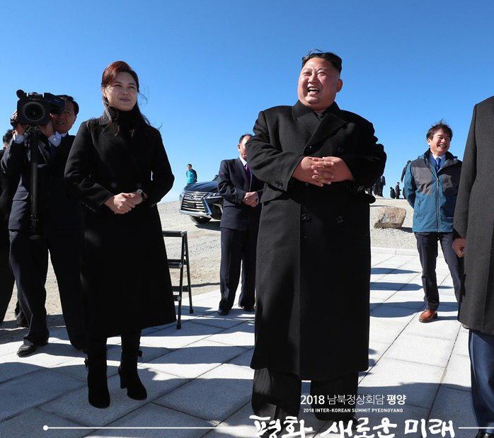 朝鮮最高領導人金正恩（右）神隱超過半個月，引起外界多方揣測。   圖：翻攝自韓國青瓦臺臉書