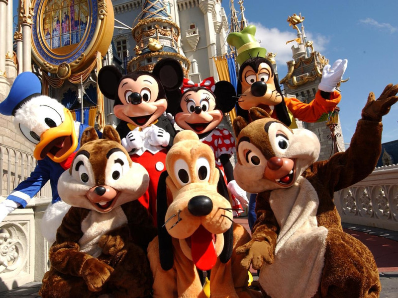 美國佛羅里達州官員今天說，迪士尼世界（Disney World）將在7月11日重新開放，遊客只要維持社交距離和戴口罩，就能再跟米老鼠合照。海洋世界與環球影城則在6月上旬重啟。   圖 : 取自 travelchannel