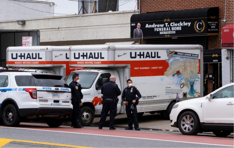 美國紐約有民眾投訴，卡車流出「有異味的水」，警方到場發現，原來卡車內存放近60具屍體。   圖：達志影像/美聯社