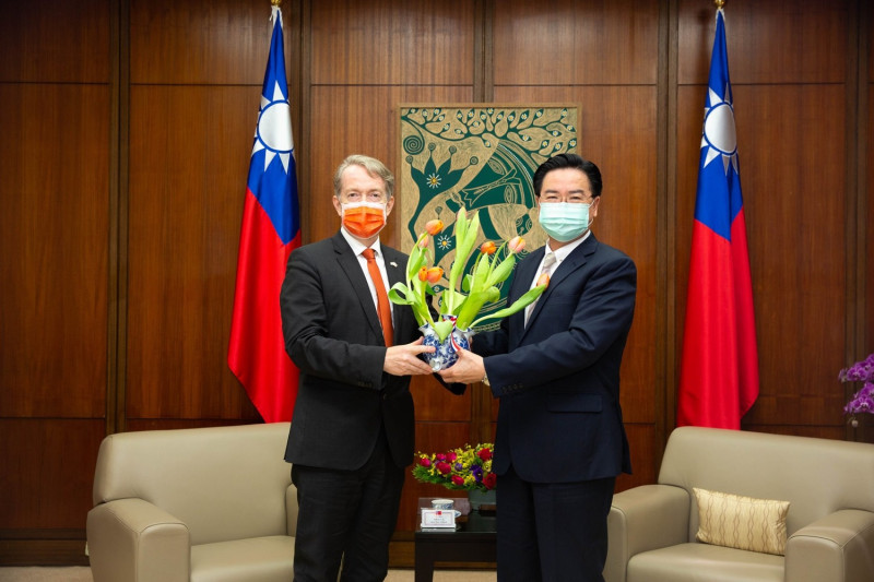 我國外交部長吳釗燮（右）日前會面荷蘭代表紀維德（左）接受鬱金香贈禮。   圖：取自荷蘭在台辦事處臉書