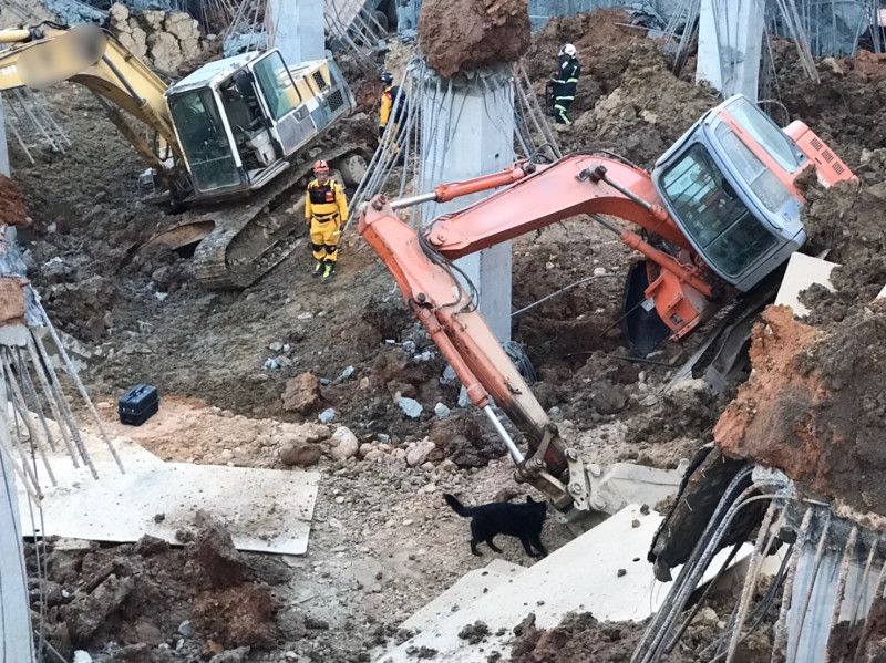 平鎮區文化公園地下停車場工程下午驚傳坍塌意外，一女性工人失聯待尋。   圖：林昀真翻攝