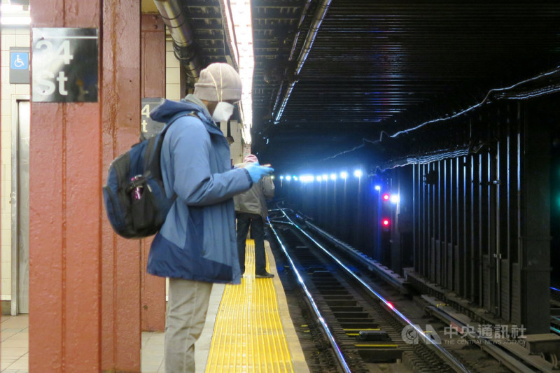 受武漢肺炎疫情影響，紐約地鐵乘客銳減逾9成，昔日人潮密集的34街地鐵站月台空曠，乘客戴口罩與手套防疫。   圖/中央社