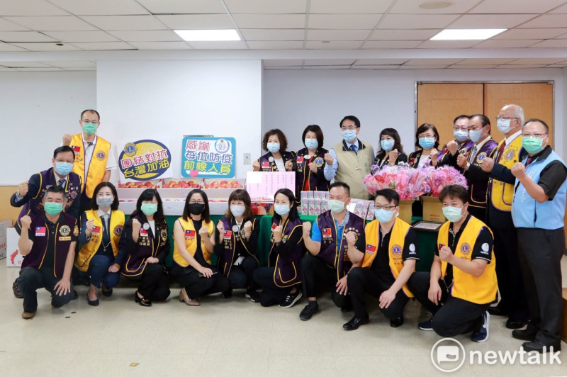 國際獅子會300-D1區總監張秀華率大台南區獅子會幹部為了向防疫第一線醫護人員致敬，捐贈60箱蘋果及300朵火鶴花。   圖：黃博郎／攝