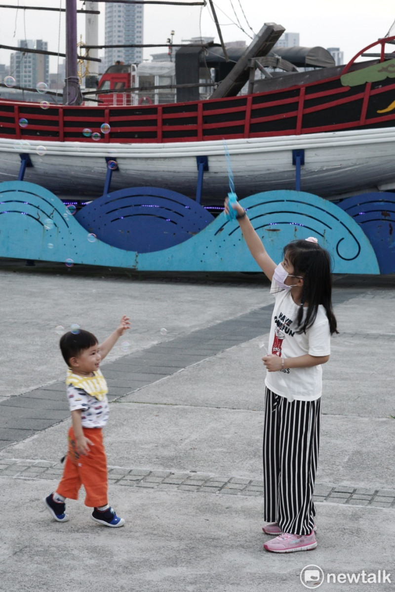 小朋友在大稻埕碼頭吹泡泡。   圖：張良一/攝