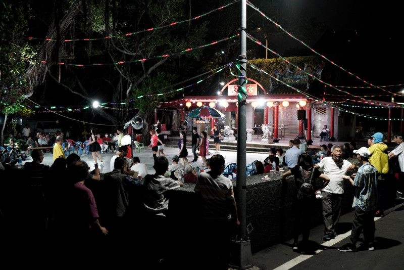 入夜後，民眾在大稻埕碼頭的天水宮廣場唱歌跳舞。   圖：張良一/攝