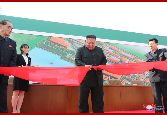 北韓領導人金正恩在神隱多日後，1日出席工廠剪綵，引起外界議論紛紛。   圖：翻攝自朝中社（KCNA）