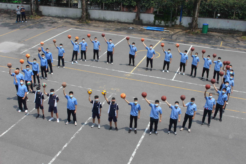 竹林中學的排球、籃隊員排成「零」圈，慶祝6天零確診。    圖﹕竹林中學提供 
