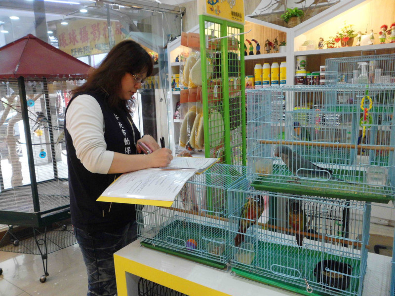 新北市動保處提醒寵物商業已被納入紓困振興方案。   圖：王峻昌攝