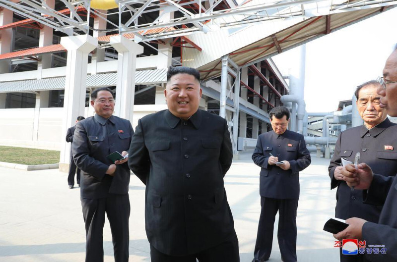 北韓領導人金正恩在神隱多日後，1日出席工廠剪綵，引起國際關注。   圖：翻攝自朝中社（KCNA）