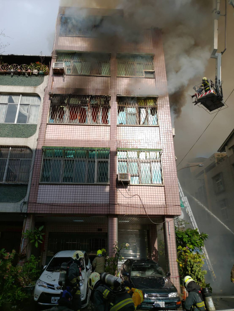 前高醫賴姓院長的住家今早發生火警，住在4樓的女兒一家五口命喪火窟。   圖：翻攝自網路