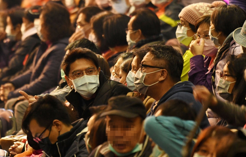 新冠肺炎蔓延，不少人出門都會戴上口罩。   圖／NOWnews資料畫面